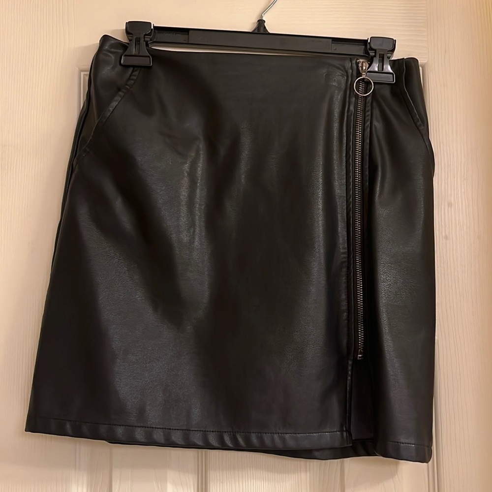 Black leather fab’rik skirt